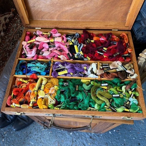 Chor Other - Huge lot of Embroidery Floss Skeins in Case